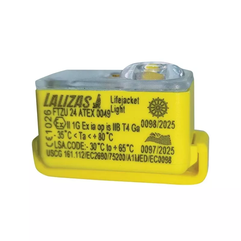 Imagen que muestra la luz LED parpadeante automática LALIZAS Satélite IV, diseñada para chalecos salvavidas, cumpliendo con las normativas USCG SOLAS y mejorando la visibilidad en emergencias.
