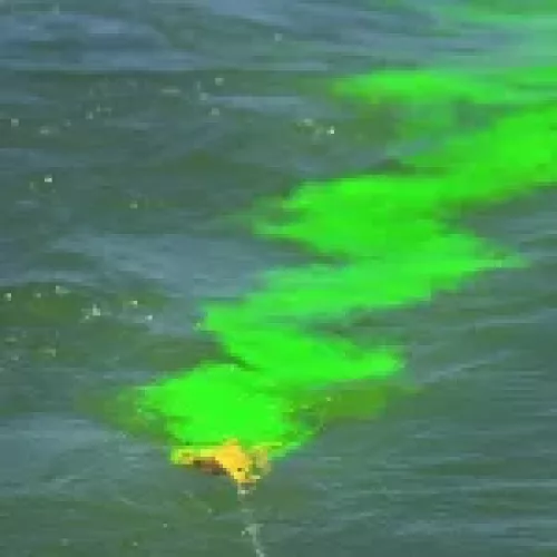 Imagen que muestra el marcador marino, herramienta esencial para la navegación y la seguridad en el mar, asegurando precisión y visibilidad en condiciones marítimas.