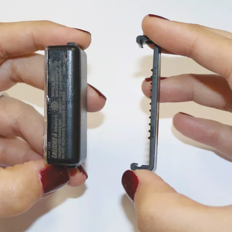 Imagen de la luz LED "Alkalite II" activada por agua, diseñada para chalecos salvavidas, cumpliendo con las normativas USCG, SOLAS y MED, brindando seguridad en condiciones extremas.