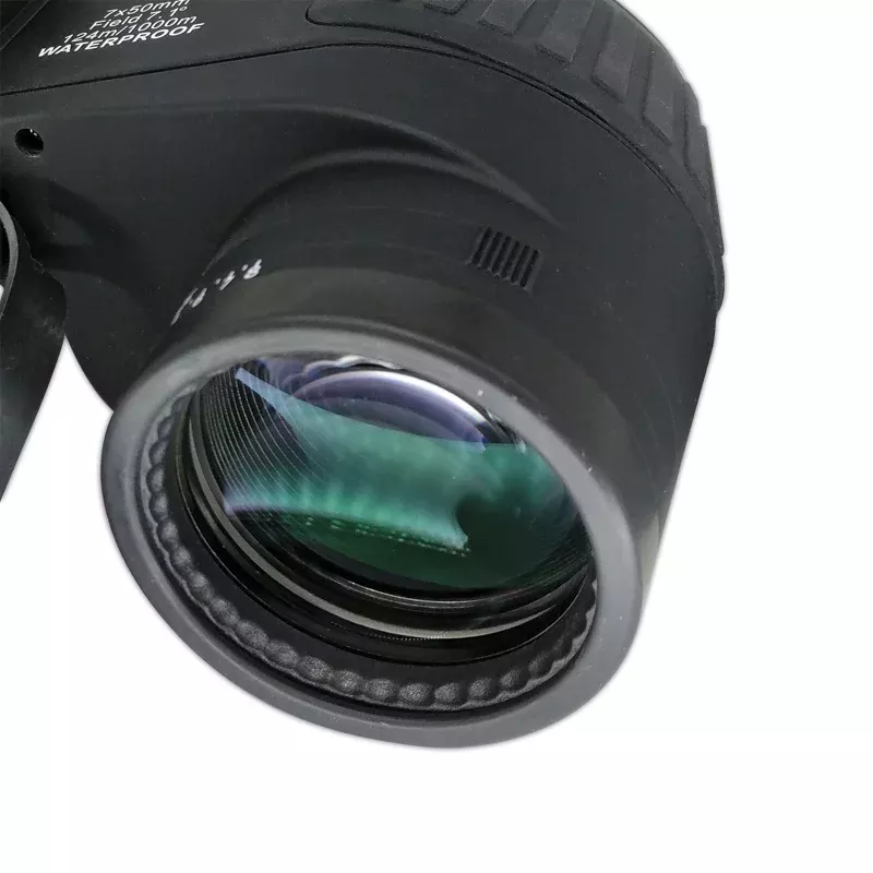 Imagen que muestra los prismáticos estancos con brújula Sea Nav, diseñados para ofrecer visibilidad precisa y resistencia en condiciones extremas, ideales para entornos marítimos.