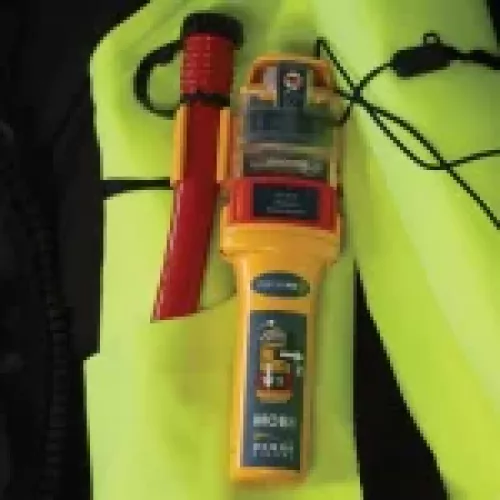 Imagen que muestra el chaleco salvavidas Kappa Auto, 180N, inflable y con Ocean Signal MOB1, garantizando seguridad y cumplimiento con las normativas ISO 12402 3.