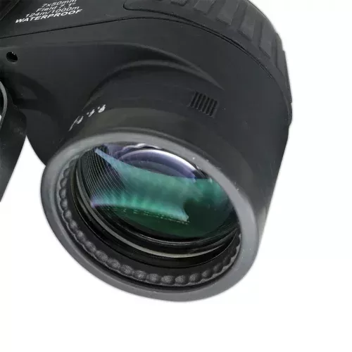 Imagen que muestra los prismáticos estancos con brújula Sea Nav, diseñados para ofrecer visibilidad precisa y resistencia en condiciones extremas, ideales para entornos marítimos.