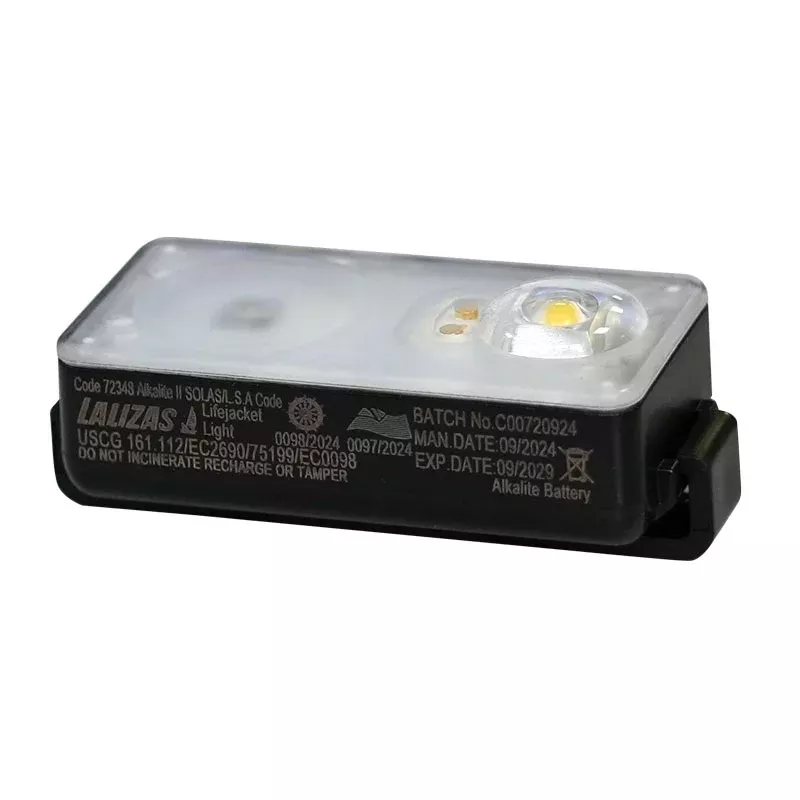 Imagen de la luz LED "Alkalite II" activada por agua, para chalecos salvavidas, que cumple con las normativas USCG, SOLAS y MED, proporcionando visibilidad crucial en situaciones de emergencia.