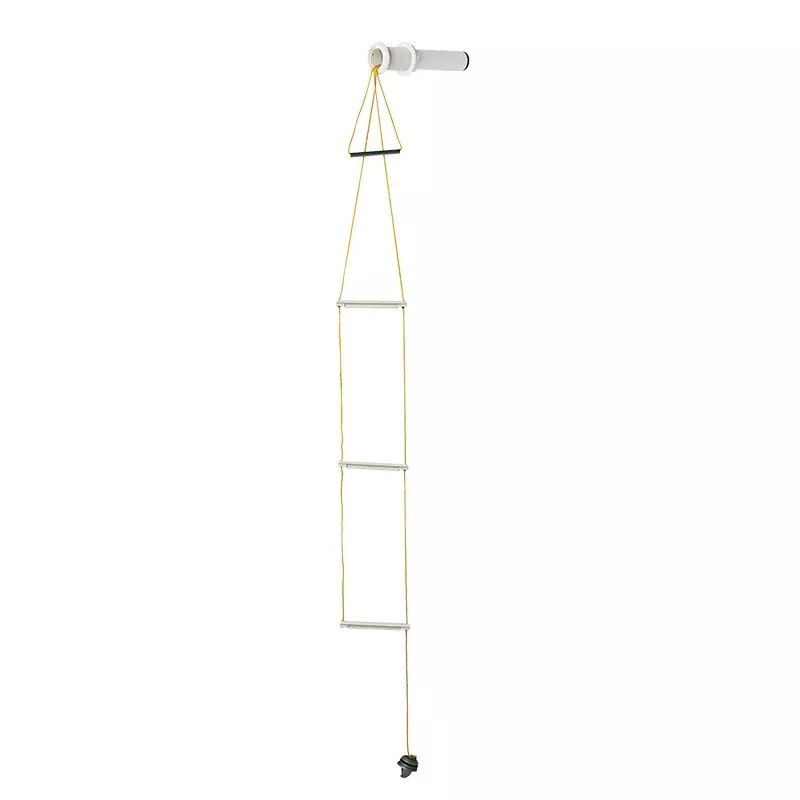 Imagen que muestra una escalera de cuerda de seguridad de montaje empotrado, diseñada para proporcionar acceso seguro y fácil en situaciones de rescate o trabajo en altura.