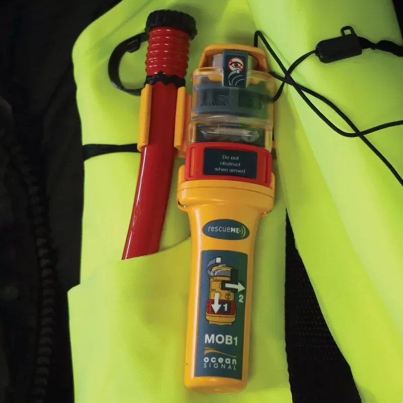 Imagen que muestra el chaleco salvavidas Kappa Auto, 180N, inflable y con Ocean Signal MOB1, garantizando seguridad y cumplimiento con las normativas ISO 12402 3.